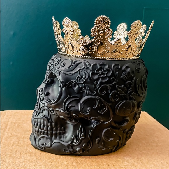 Bath and Body Works Filigree Skull 3 wick candle holder - Halloween 2023 - Picture 4 of 6